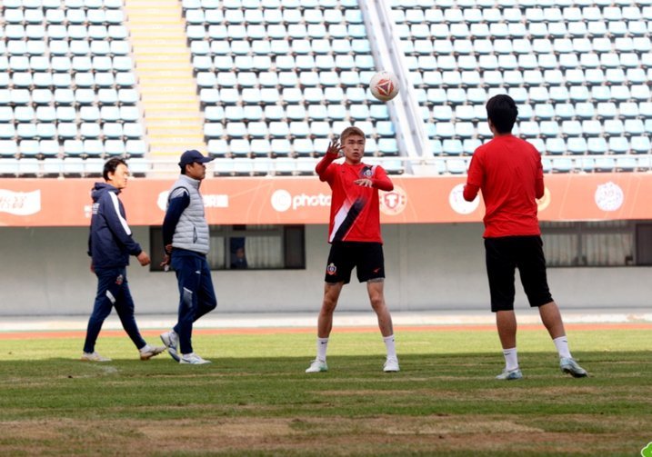 延边主场草坪奇差！中甲比赛现“工地”景象