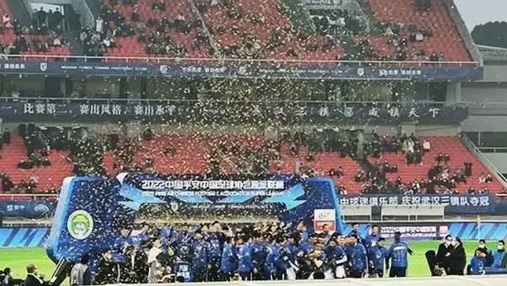 博主：多位武汉球迷前往三镇基地，拉横幅要求莫拉下课