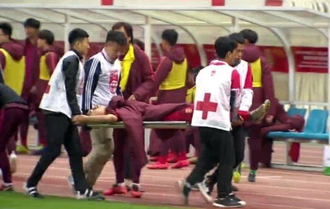 一天津球迷昨天夜间现场观赛时晕倒，抢救无效后离世