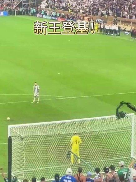 小男孩穿武磊国家队球衣观赛 遭极端申花球迷围堵谩骂