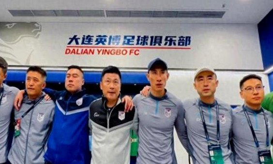 猛啊！大连球迷和国安远征军在梭鱼湾隔空对骂