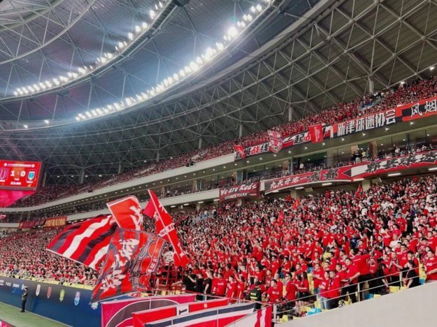 成都球迷海港主场高呼“雄起”点燃现场